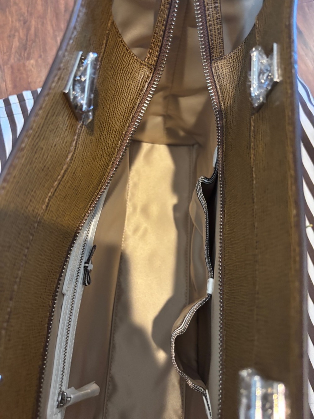 Henri Bendel Waldorf Leather Tote Bag - never used - Picture 4 of 7